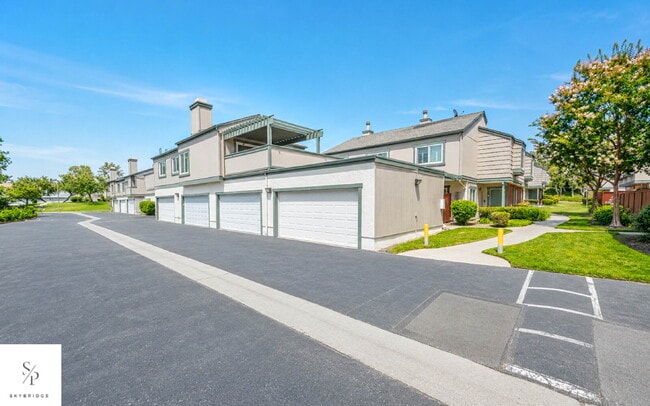 Building Photo - Charming 2-Bed Townhouse with Fireplace in Prime CA Location!
