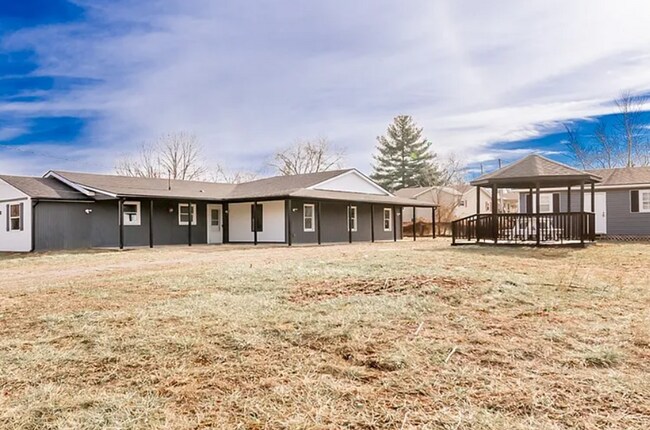 Foto del edificio - Huge Renovated Home in Rolling Hills!