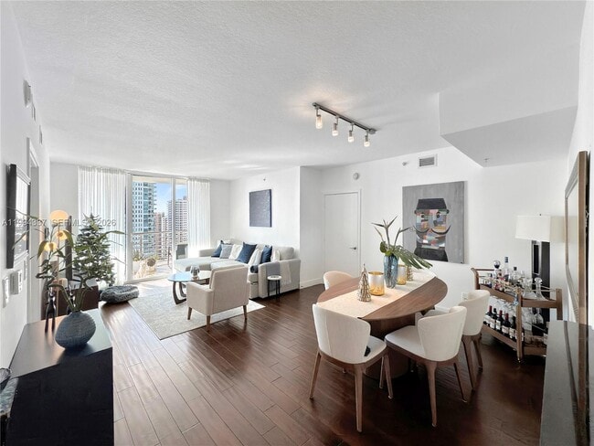 Foto del edificio - 335 S Biscayne Blvd
