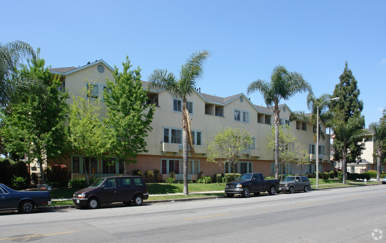 Primary Photo - South Broadway Apartments