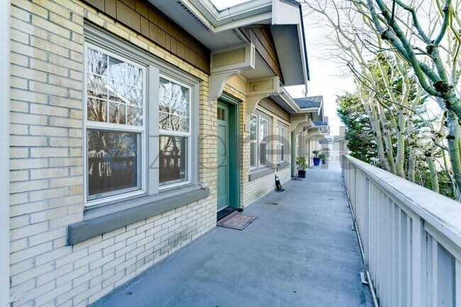 Foto del edificio - 2225 Eastlake Ave E