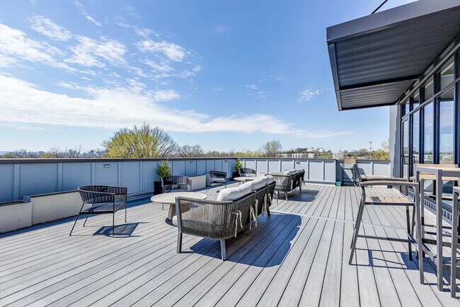 Building Photo - Stylish Updated Apartment Minutes from Downtown