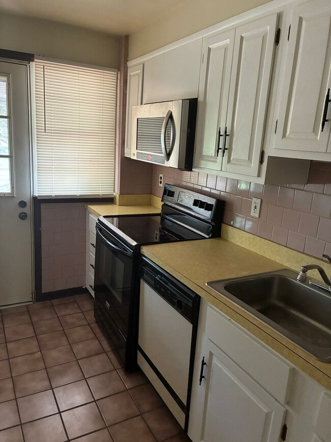 Building Photo - 549 Lucia Ave