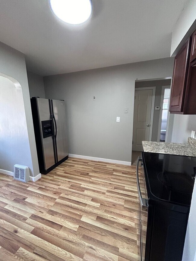Foto del edificio - Renovated 3BR Single-Family Home Near Telegraph Rd | Garage & Basement