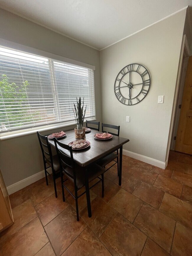 Foto del edificio - Spacious 5 Bedroom House in Salt Lake