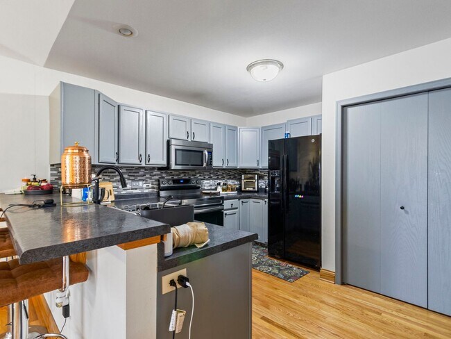 Foto del edificio - Spacious 3BR/3BA Condo with Finished Basement + 2-Car Garage — Available Now