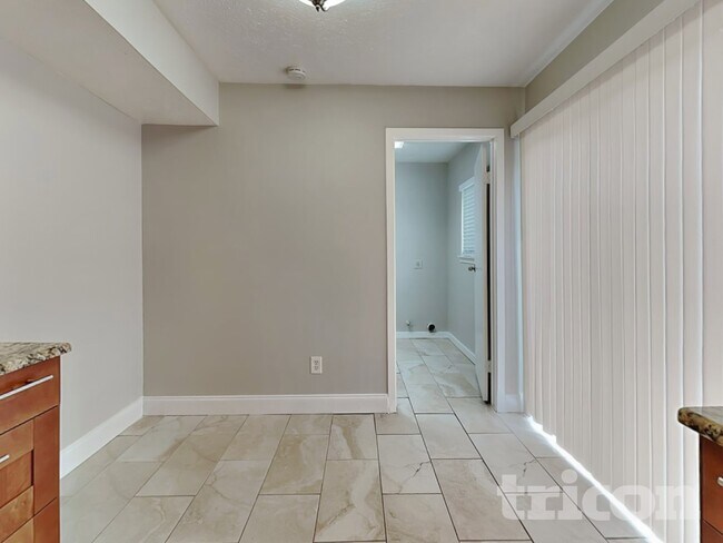 Foto del edificio - 3702 Deerbrook Dr