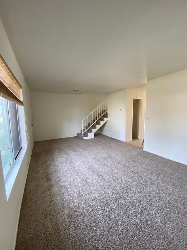 Foto del edificio - 3 bed, 2 1/2 bath two story townhome in Th...