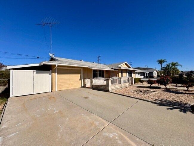 Building Photo - 55+ 2 bedroom 2 bathroom Sun City home for LEASE!