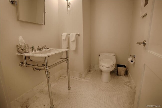 Building Photo - 1 Renaissance Square