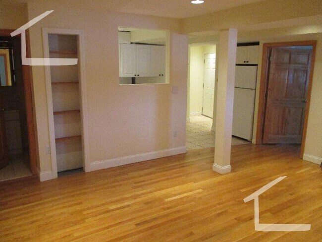 Foto del edificio - 3 Bed. 2 Full Baths. in Brookline, Steps f...
