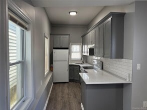 Building Photo - 23 Collegeview Ave