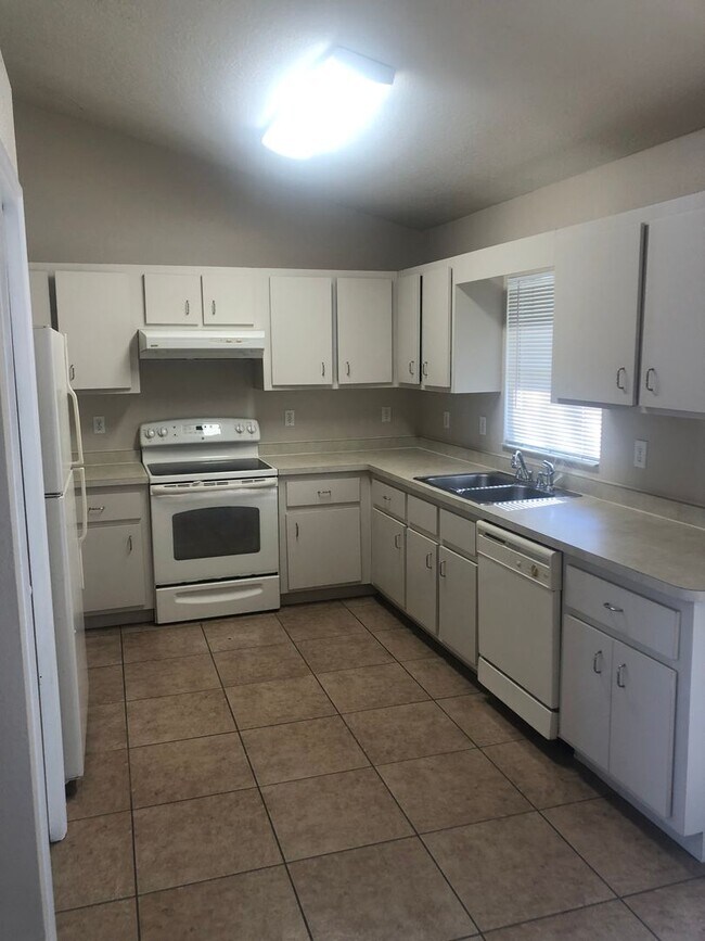 Foto del edificio - *** NOT AVAILABLE TO SHOW BEFORE MAY 15TH *** Great Location - SE Ocala Home 3/2/2 **Won't Last***