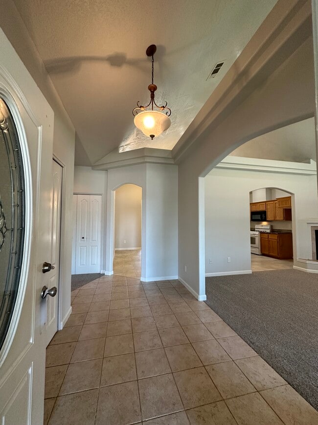 Building Photo - 992 Heather Way