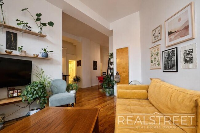 Foto del edificio - Designer Loft | 2 Bed / 2 Bath | ~1,000 SF | 12’ Wood Ceilings | Prime Prospect Heights