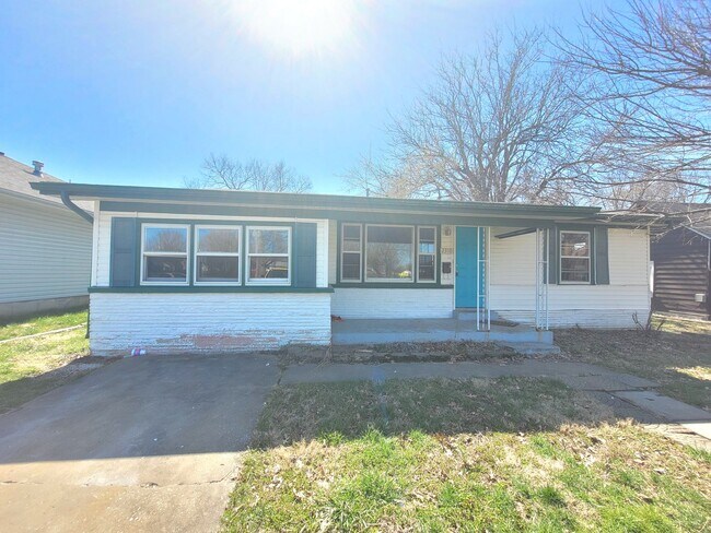 Building Photo - Awesome House!  Available Now 3 bedroom 1 ...