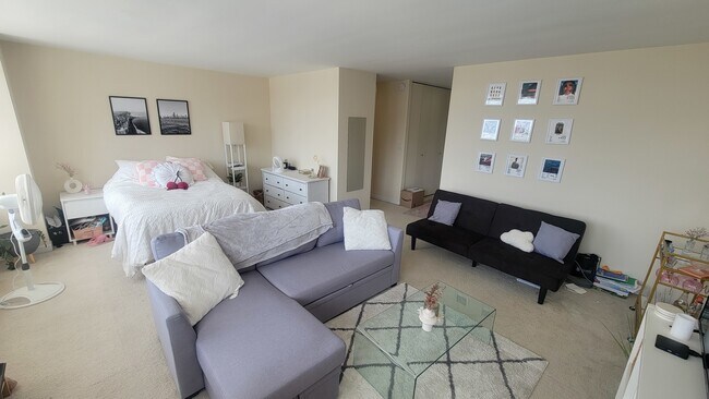 Foto del edificio - 655 W Irving Park Rd