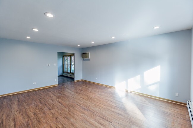 Building Photo - 534 S La Grange Rd