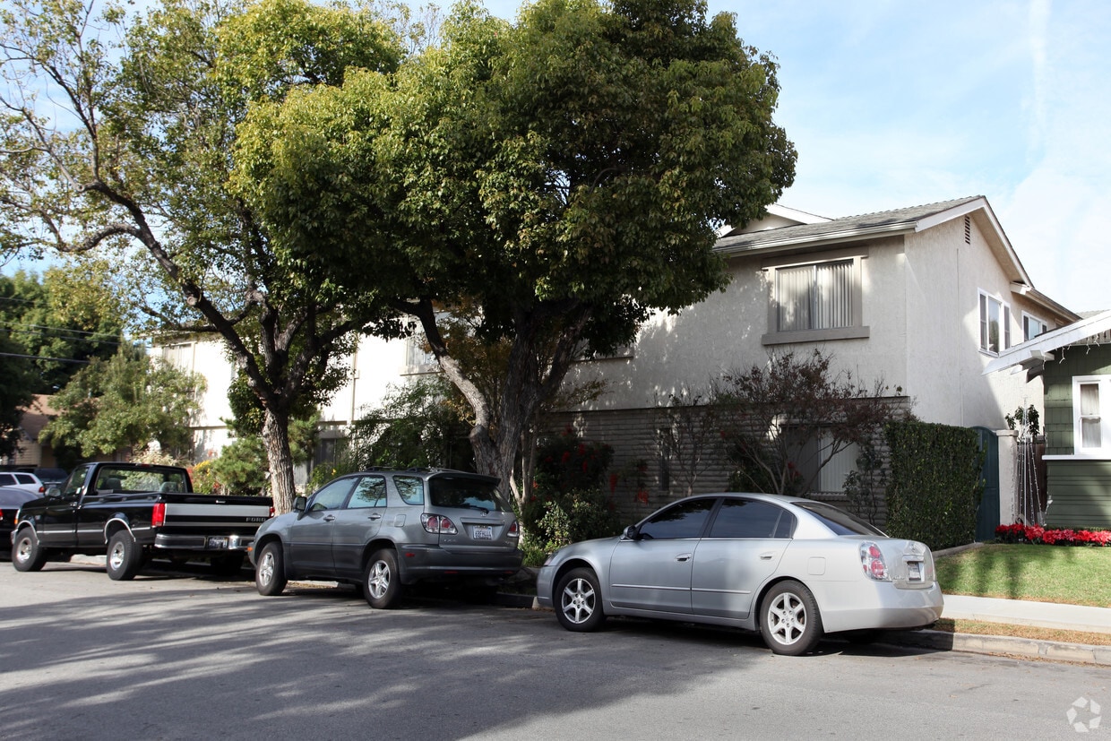 Building Photo - 3015 E Theresa St