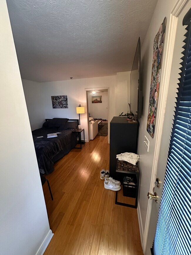 Dormitorio en el primer piso con baño - 1420 Meadow Rd