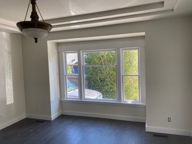 Building Photo - Beautifully Updated 2 Bedroom Home with Of...