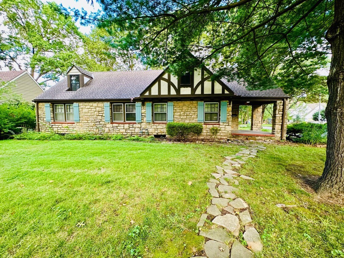 Primary Photo - {8100} Picture Perfect Leawood Cottage + C...
