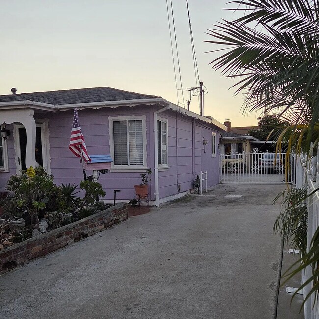 Camino de entrada y regreso a casa - 16825 S Berendo Ave