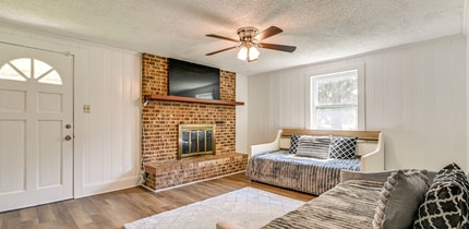 Building Photo - Room in House on Austin Dr