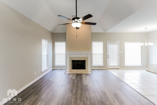 Building Photo - 540 Classic Dr N