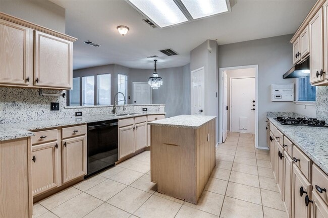 Building Photo - Large 4 Bedroom Home in High Pointe!