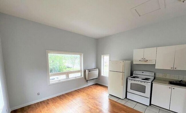 Building Photo - 249 Deschamps Av