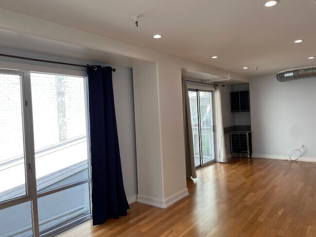 Foto del edificio - 645 W 9th St