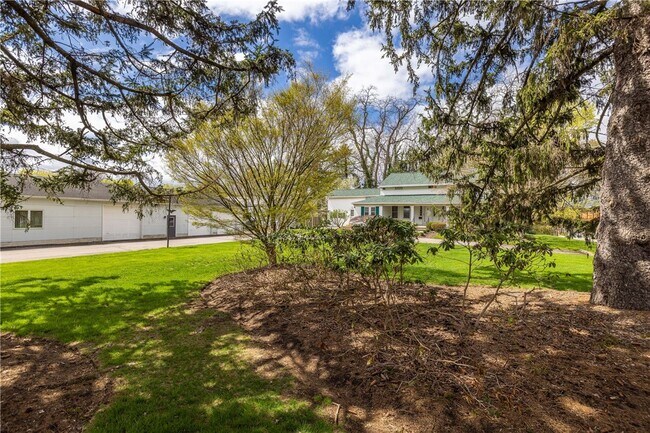 Foto del edificio - 1253 Fairport Rd