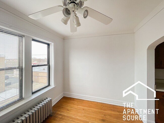 Building Photo - 2542 W Summerdale Ave