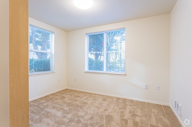 Estilo de dormitorio, vista de una puerta - Esperanza - Affordable Senior Housing
