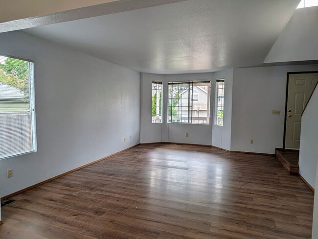 Building Photo - West of Lake Meridian, Easy Commute & Clos...