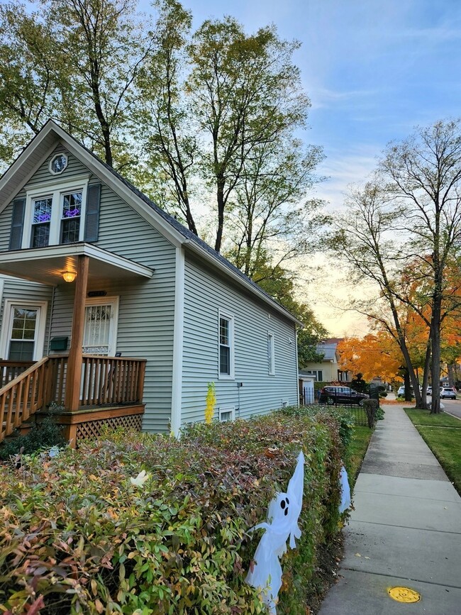 Building Photo - 10744 S Wood St