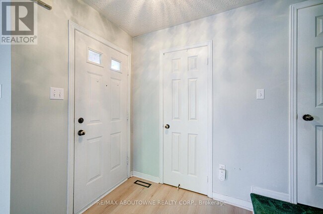 Building Photo - 2211 Dale Ridge Dr