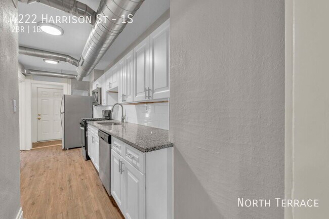Foto del edificio - Renovated 1 Bedroom in Hyde Park, near Mid...