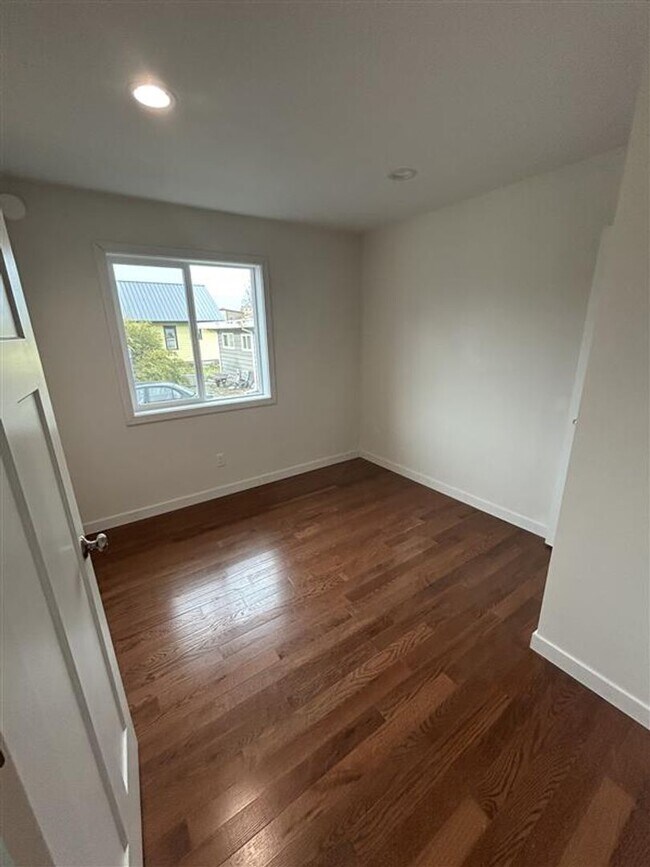 Building Photo - 118 S Harkness St