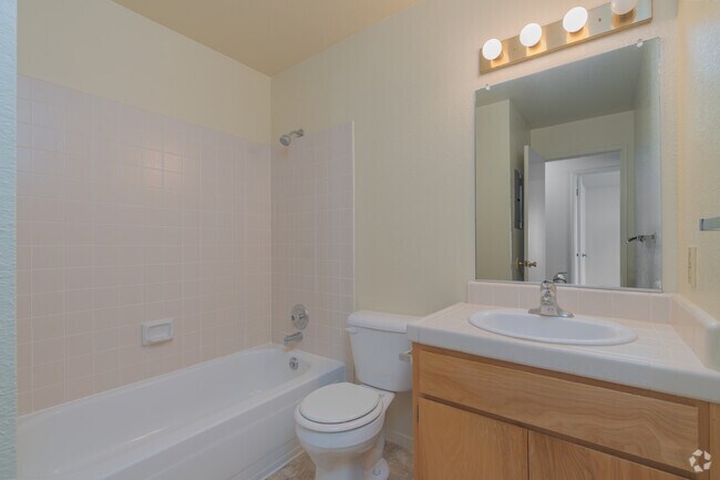 2 habitaciones, 2 baños - 1250 pies cuadrados - Baño 1 - Gold Creek Village