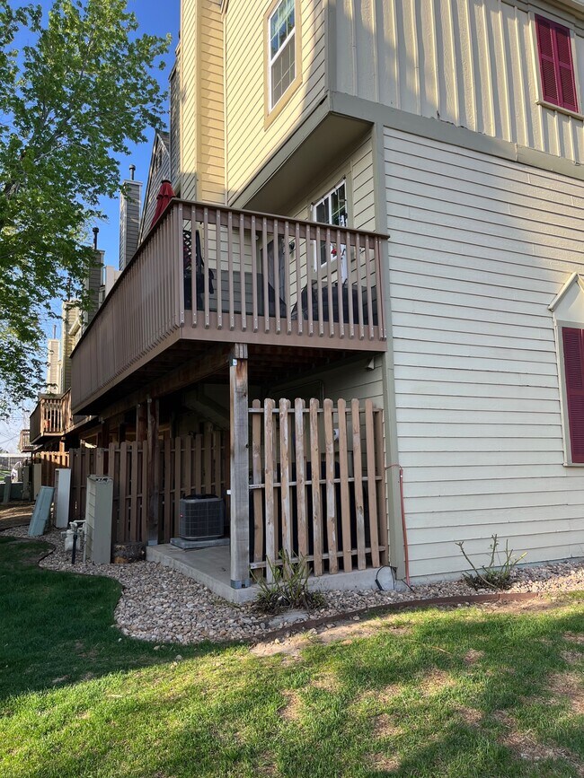 Building Photo - 1811 S Quebec Way