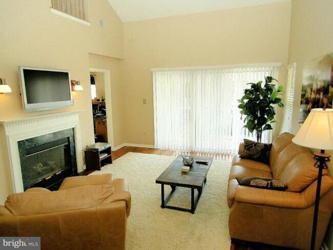 Living Room - 13101 Millhaven Plz