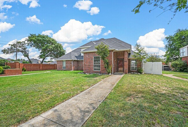 Building Photo - 900-902 Wentwood Drive