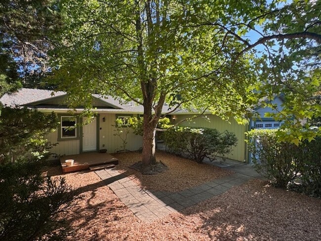Building Photo - 3 bedroom 2 bath Home with Vaulted Ceiling...