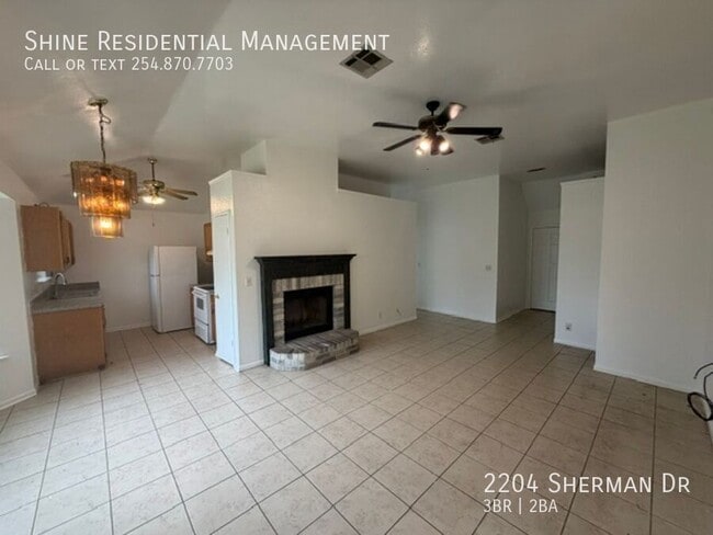 Building Photo - 2204 Sherman Dr