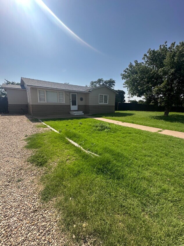 Primary Photo - Spacious 2/1 in Petersburg, TX