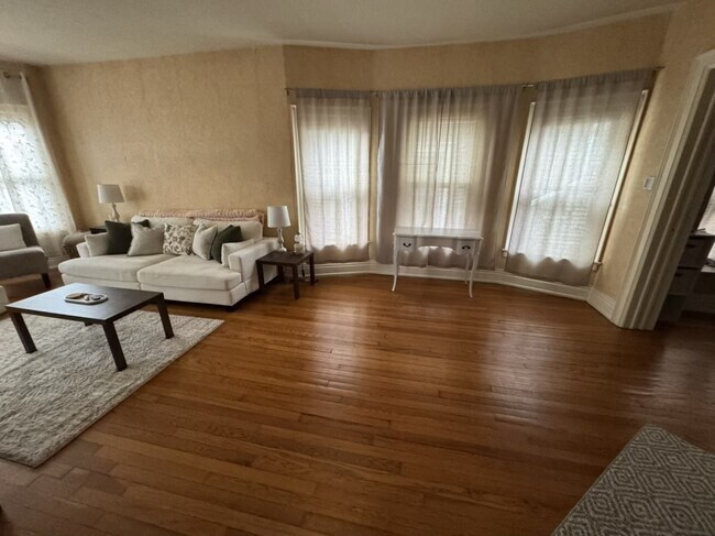 Lado de la sala de estar - 57 Florence Ave