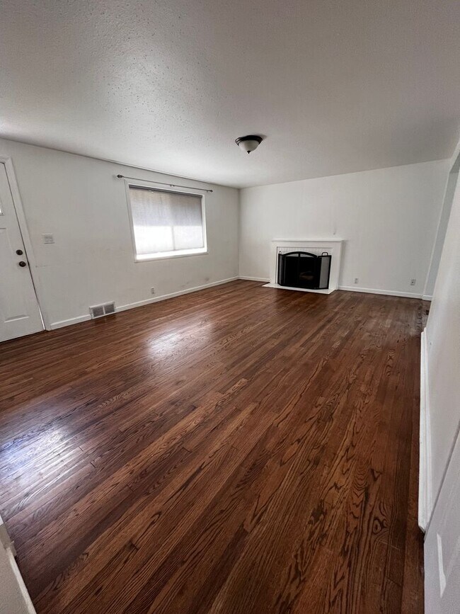 Foto del edificio - Short Term lease 3 Bedroom 2 Bathroom Home...