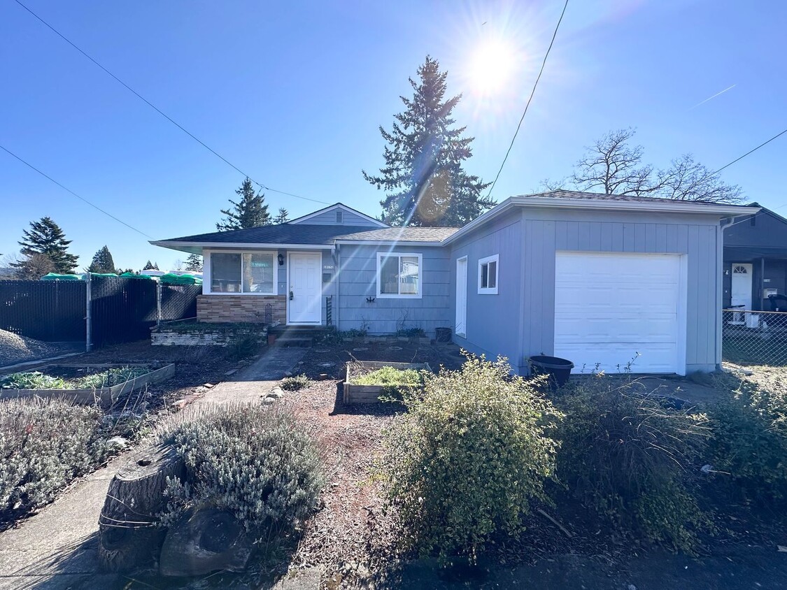 Primary Photo - LENTS CHARMER! CUTE, CLEAN AND COZY!! DON'...